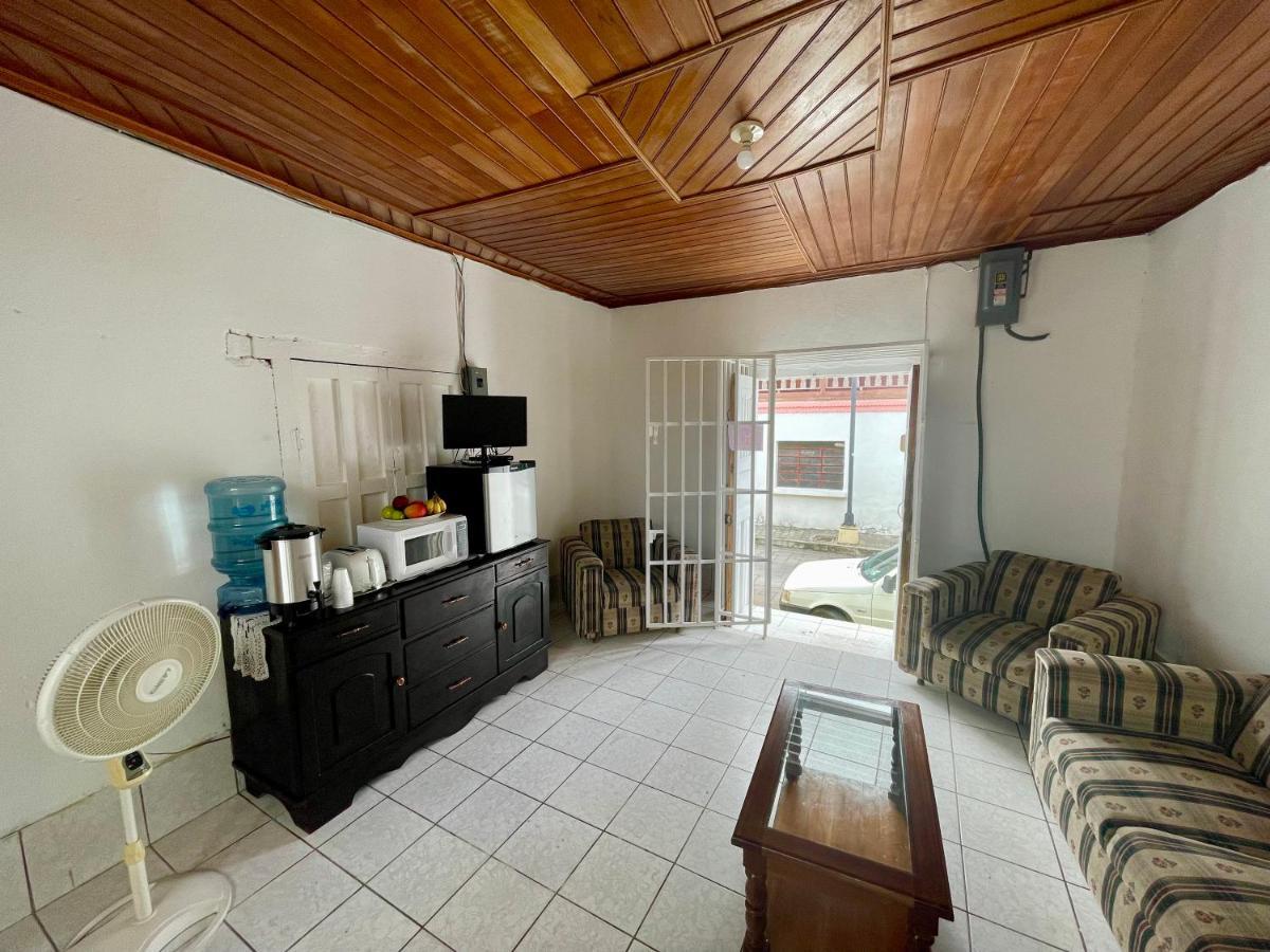 Hostal Inn 1 Флорес Екстериор снимка