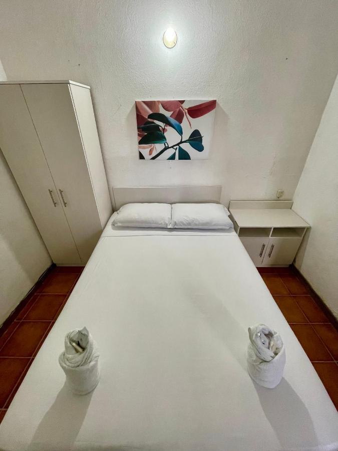 Hostal Inn 1 Флорес Екстериор снимка